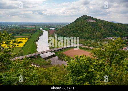 Vista rialzata della gola di Weser vicino a porta Westfalica, Germania, conosciuta anche come il Gap Westfalia Foto Stock