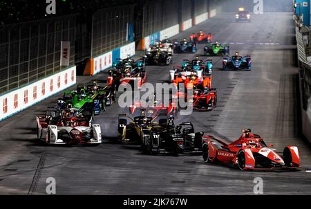 Jake Dennis (a destra) durante l'inizio della gara nella curva 1st durante l'e-Prix SABIC di Londra 2022 all'Excel Circuit di Londra. Data foto: Domenica 31 luglio 2022. Foto Stock