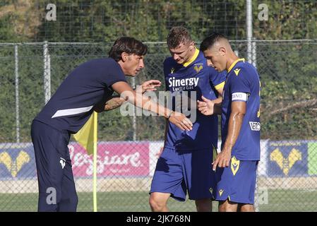 Gabriele Cioffi Capo Coach di Hellas Verona FC parla con Pawel Dawidowicz di Hellas Verona FC e Marco Davide Faraoni di Hellas Verona FC durante Foto Stock