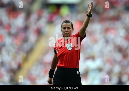 Londra, Regno Unito. 31st luglio 2022. Arbitro Kateryna Monzul in azione durante il gioco. UEFA Women's Euro England 2022 Final, England Women / Germany Women al Wembley Stadium di Londra domenica 31st luglio 2022. Questa immagine può essere utilizzata solo a scopo editoriale. Solo per uso editoriale, licenza richiesta per uso commerciale. Nessun uso in scommesse, giochi o un singolo club/campionato/player pubblicazioni. pic di Steffan Bowen/Andrew Orchard sport fotografia/Alamy Live news credito: Andrew Orchard sport fotografia/Alamy Live News Foto Stock