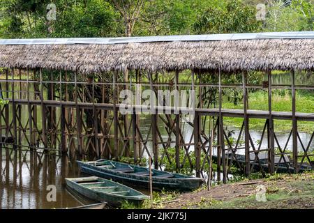 Il Curassow Amazon Lodge si trova sulle rive del fiume Yanayacu nell'Amazzonia peruviana Foto Stock