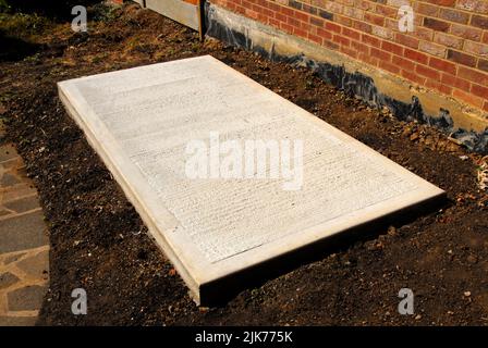 Base in calcestruzzo per nuovo capannone dopo la rimozione delle casseforme con centro rigato e bordo liscio Foto Stock