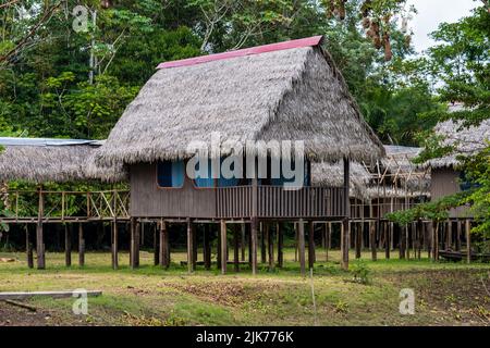 Il Curassow Amazon Lodge si trova sulle rive del fiume Yanayacu nell'Amazzonia peruviana Foto Stock