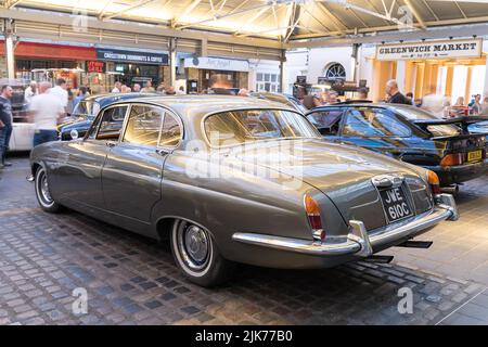 Vista laterale posteriore DELLA JAGUAR MK X visualizzata al salone "Park it in the Market" al Greenwich Market South East London England UK Foto Stock