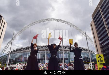 Londra, Regno Unito. 31st luglio 2022. Gli 'arbitri' su palafitte che detengono enormi carte rosse e gialle accolgono i fan che arrivano al Wembley Stadium per la partita finale dell'euro femminile dell'Inghilterra V Germania. Credit: Vuk Valcic/Alamy Live News Foto Stock