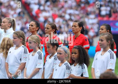 Londra, Regno Unito. 31st luglio 2022. 31st luglio 2022; Wembley Stadium, Londra, Inghilterra: Finale Internazionale delle Donne europee, Inghilterra contro Germania: Arbitro Kateryna Monzul (UKR), assistente arbitro Maryna Striletska (UKR) e Paulina Baranowska (POL), e quarto ufficiale Stephanie Frappart (fra) durante gli inni nazionali credito: Action Plus Sports Images/Alamy Live News: Action Plus Sports Images/Alamy Live News Foto Stock