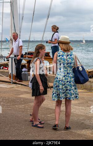 madre e figlia alla linea di statrt dello squadrone riyal yacht alla settimana di cowes yachting e regata di vela sull'isola di wight uk, famiglia, vicino. Foto Stock