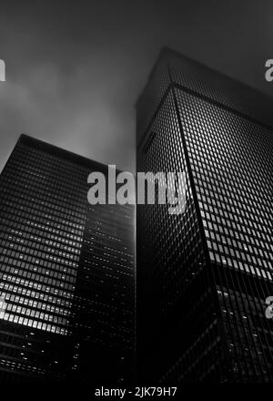 Una nebbia surreale al mattino presto che copriva il quartiere finanziario del centro di Toronto Canada e l'area circostante. Foto Stock