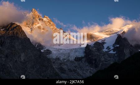 La cima di la Meije (3984 metri) nel Parco Nazionale degli Ecrins in Francia. Foto Stock