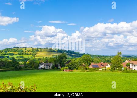 Terreni agricoli vicino a Ubley-un piccolo villaggio e parrocchia civile all'interno della Valle di Chew a Bath e Somerset nord-est, al lago di Blagdon, luglio 2022 Foto Stock