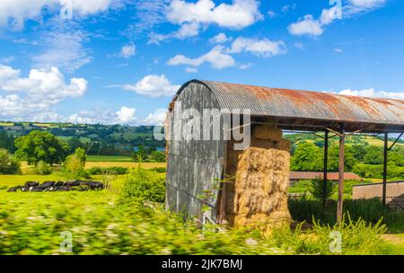 Terreni agricoli vicino a Ubley-un piccolo villaggio e parrocchia civile all'interno della Valle di Chew a Bath e Somerset nord-est, al lago di Blagdon, luglio 2022 Foto Stock