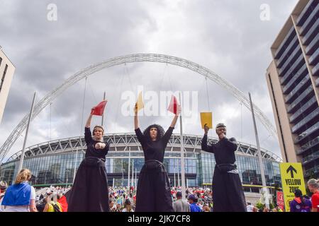 Londra, Regno Unito. 31st luglio 2022. Gli 'arbitri' su palafitte che detengono enormi carte rosse e gialle accolgono i fan che arrivano al Wembley Stadium per la partita finale dell'euro femminile dell'Inghilterra V Germania. Credit: Vuk Valcic/Alamy Live News Foto Stock