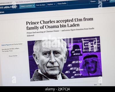 'Prince Charles ha accettato £1m dalla famiglia di Osama Bin Laden' titolo sul sito web del Times Newspaper il 30th luglio 2022. Foto Stock
