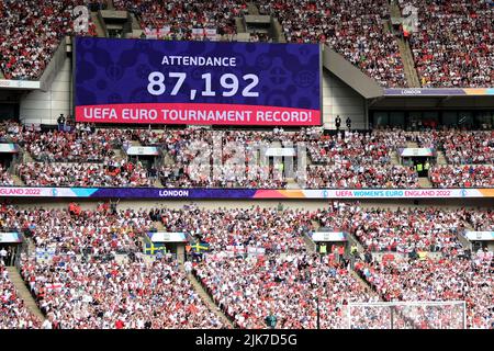 Londra, Regno Unito. 31st luglio 2022. Calcio, Donne, Campionato europeo 2022, Inghilterra - Germania, finale, Stadio di Wembley: Il tabellone mostra la partecipazione record ad un torneo europeo di 87.192 spettatori. Credit: Sebastian Christoph Gollnow/dpa/Alamy Live News Foto Stock