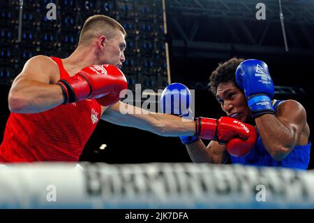 Joseph Tyers (Red) inn in Inghilterra contro John Ume (Blue) di Papua Nuova Guinea nel Welter Men's Light (60-63,5kg) al NEC il terzo giorno dei Giochi del Commonwealth 2022 a Birmingham. Data foto: Domenica 31 luglio 2022. Foto Stock
