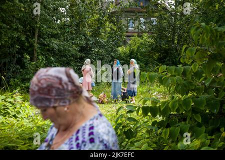 Città di Tutaev, regione di Yaroslavl, Russia. 31st, luglio 2022. I credenti prendono parte ad una processione religiosa con l'icona del Salvatore tutto misericordioso nella città di Tutayev. La processione si svolge ogni anno il giorno della dedicazione della Cattedrale della Risurrezione, la decima domenica dopo la Pasqua Ortodossa, per celebrare il recupero dell'icona del Salvatore tutto misericordioso nel 1793 dalla città di Rostov Veliky dove l'icona era rimasta per 44 anni. Nikolay Vinokurov/Alamy Live News Foto Stock