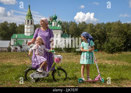 Città di Tutaev, regione di Yaroslavl, Russia. 31st, luglio 2022. I credenti prendono parte ad una processione religiosa con l'icona del Salvatore tutto misericordioso nella città di Tutayev. La processione si svolge ogni anno il giorno della dedicazione della Cattedrale della Risurrezione, la decima domenica dopo la Pasqua Ortodossa, per celebrare il recupero dell'icona del Salvatore tutto misericordioso nel 1793 dalla città di Rostov Veliky dove l'icona era rimasta per 44 anni. Nikolay Vinokurov/Alamy Live News Foto Stock