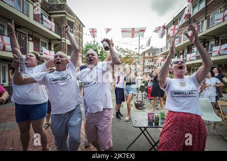 Londra, Regno Unito. 31st luglio, 2022. UEFA Women’s EURO 2022: I residenti della tenuta Kirby a Bermondsey celebrano la vittoria delle Lionesse inglesi dopo aver battuto la Germania 2-1 in tempi supplementari a Wembley. Credit: Guy Corbishley/Alamy Live News Foto Stock