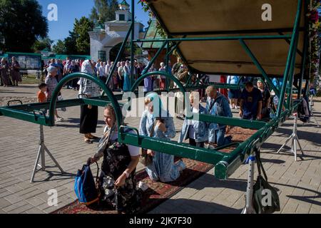 Tutaev, regione di Yaroslavl, Russia. 31st, luglio 2022. I credenti si inginocchiano davanti all'icona del Salvatore tutto misericordioso nella Cattedrale della Risurrezione nella città di Tutayev prima di una processione religiosa. La processione si svolge ogni anno il giorno della dedicazione della Cattedrale della Risurrezione, la decima domenica dopo la Pasqua Ortodossa, per celebrare il recupero dell'icona del Salvatore tutto misericordioso nel 1793 dalla città di Rostov Veliky dove l'icona era rimasta per 44 anni. Nikolay Vinokurov/Alamy Live News Foto Stock