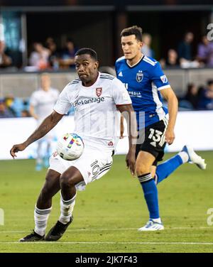 San Jose, Stati Uniti. 31st luglio 2022. 30 luglio 2022 San Jose, CA USA Real Salt Lake Forward Sergio CÃ³rdova (10) controlla la palla sul campo vicino alla meta durante la partita MLS tra Real Salt Lake e i terremoti di San Jose. Il gioco termina 2-2 cravatta a PayPal Park San Jose Calif. Thurman James/CSM credito: CAL Sport Media/Alamy Live News Foto Stock