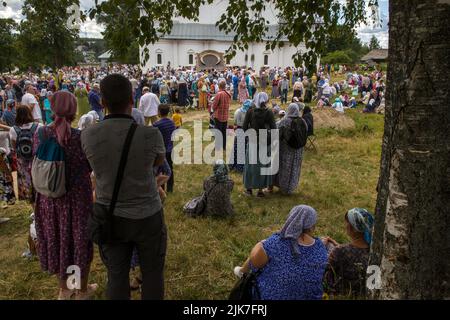 Città di Tutaev, regione di Yaroslavl, Russia. 31st, luglio 2022. I credenti riposano dopo una processione religiosa con l'icona del Salvatore tutto misericordioso nella città di Tutayev. La processione si svolge ogni anno il giorno della dedicazione della Cattedrale della Risurrezione, la decima domenica dopo la Pasqua Ortodossa, per celebrare il recupero dell'icona del Salvatore tutto misericordioso nel 1793 dalla città di Rostov Veliky dove l'icona era rimasta per 44 anni. Nikolay Vinokurov/Alamy Live News Foto Stock