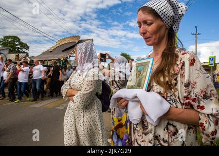 Città di Tutaev, regione di Yaroslavl, Russia. 31st, luglio 2022. I credenti prendono parte ad una processione religiosa con l'icona del Salvatore tutto misericordioso nella città di Tutayev. La processione si svolge ogni anno il giorno della dedicazione della Cattedrale della Risurrezione, la decima domenica dopo la Pasqua Ortodossa, per celebrare il recupero dell'icona del Salvatore tutto misericordioso nel 1793 dalla città di Rostov Veliky dove l'icona era rimasta per 44 anni. Nikolay Vinokurov/Alamy Live News Foto Stock