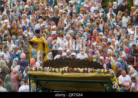 Città di Tutaev, regione di Yaroslavl, Russia. 31st, luglio 2022. I credenti prendono parte ad una processione religiosa con l'icona del Salvatore tutto misericordioso nella città di Tutayev. La processione si svolge ogni anno il giorno della dedicazione della Cattedrale della Risurrezione, la decima domenica dopo la Pasqua Ortodossa, per celebrare il recupero dell'icona del Salvatore tutto misericordioso nel 1793 dalla città di Rostov Veliky dove l'icona era rimasta per 44 anni. Nikolay Vinokurov/Alamy Live News Foto Stock