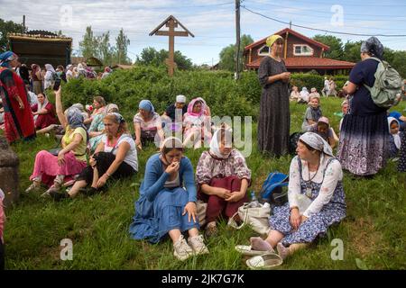 Città di Tutaev, regione di Yaroslavl, Russia. 31st, luglio 2022. I credenti prendono parte ad una processione religiosa con l'icona del Salvatore tutto misericordioso nella città di Tutayev. La processione si svolge ogni anno il giorno della dedicazione della Cattedrale della Risurrezione, la decima domenica dopo la Pasqua Ortodossa, per celebrare il recupero dell'icona del Salvatore tutto misericordioso nel 1793 dalla città di Rostov Veliky dove l'icona era rimasta per 44 anni. Nikolay Vinokurov/Alamy Live News Foto Stock