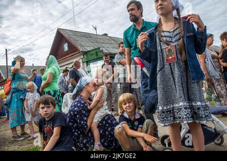 Città di Tutaev, regione di Yaroslavl, Russia. 31st, luglio 2022. I credenti riposano dopo una processione religiosa con l'icona del Salvatore tutto misericordioso nella città di Tutayev. La processione si svolge ogni anno il giorno della dedicazione della Cattedrale della Risurrezione, la decima domenica dopo la Pasqua Ortodossa, per celebrare il recupero dell'icona del Salvatore tutto misericordioso nel 1793 dalla città di Rostov Veliky dove l'icona era rimasta per 44 anni. Nikolay Vinokurov/Alamy Live News Foto Stock