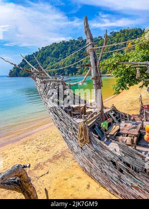 Vecchia nave pirata in legno sulla spiaggia a Koh Phayam, Ranong, Thailandia Foto Stock