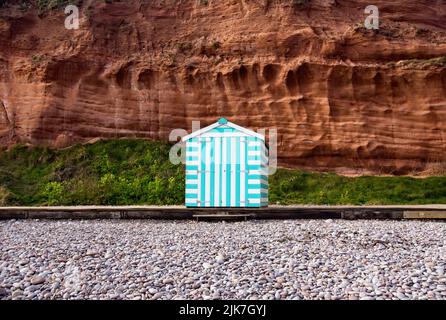 Una singola capanna da spiaggia solita sul singolo di una spiaggia di Devon Foto Stock
