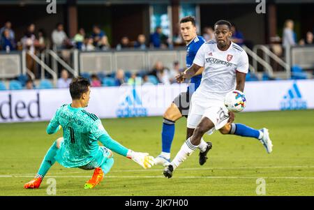 San Jose, Stati Uniti. 31st luglio 2022. 30 luglio 2022 San Jose, CA USA Real Salt Lake Forward Sergio CÃ³rdova (10) calcia la palla oltre il portiere durante la partita MLS tra Real Salt Lake e i terremoti di San Jose. Il gioco termina 2-2 cravatta a PayPal Park San Jose Calif. Thurman James/CSM credito: CAL Sport Media/Alamy Live News Foto Stock