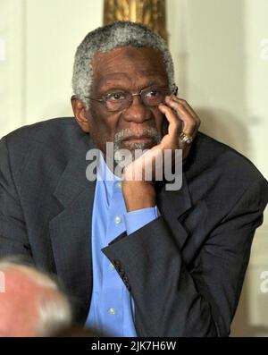 L'ex capitano dei Boston Celtics Bill Russell ascolta il presidente degli Stati Uniti Barack Obama e la prima signora Michelle Obama onorare lui e gli altri destinatari della medaglia della libertà del 2010, "Il più alto onore civile della nazione offerto a persone che hanno dato contributi particolarmente meritori alla sicurezza o agli interessi nazionali degli Stati Uniti, alla pace mondiale, O a iniziative culturali o di altro genere, pubbliche o private, in una cerimonia nella Sala Est della Casa Bianca a Washington, DC Martedì, Febbraio 15, 2011.Credit: Ron Sachs/CNP/Sipa USA Foto Stock