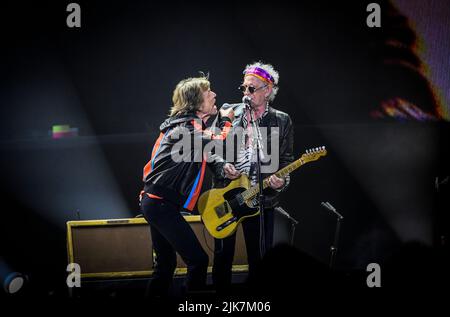 STOCCOLMA 20220731Mick Jagger e Keith Richards quando i Rolling Stones si esibiscono alla Friends Arena domenica sera. Foto: Ali Lorestani / TT / codice 11950 Foto Stock