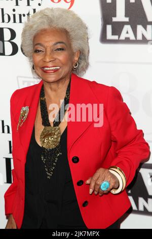 **FOTO DEL FILE** Nichelle Nichols è passato via a 89. Nichelle Nichols è stato raffigurato alla celebrazione del compleanno di Betty Whites nel 89th al le Cirque di New York City. Gennaio 18, 2011. © mpi13/MediaPunch Inc. Foto Stock