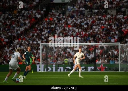 LONDRA, REGNO UNITO. LUGLIO 31st. Leah Williamson of England marshalls la difesa al sole della sera durante la partita UEFA Women's European Championship tra Inghilterra e Germania al Wembley Stadium di Londra domenica 31st luglio 2022. (Credit: Pat Scaasi | MI News) Credit: MI News & Sport /Alamy Live News Foto Stock