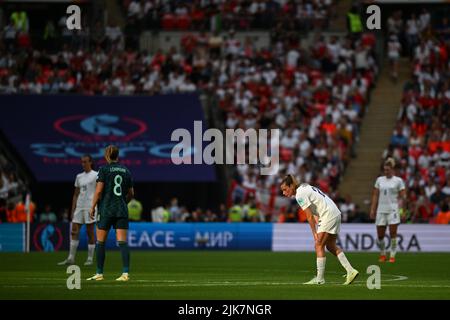 LONDRA, REGNO UNITO. LUGLIO 31st. Ella Toone d'Inghilterra è bagnata dal sole serale, mentre la seconda metà inizia durante la partita del Campionato europeo delle Donne UEFA tra Inghilterra e Germania al Wembley Stadium di Londra domenica 31st luglio 2022. (Credit: Pat Scaasi | MI News) Credit: MI News & Sport /Alamy Live News Foto Stock