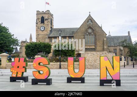 Sunderland Minster e Sunderland hashtag media symbol, Town Park, City of Sunderland, Tyne and Wear, Inghilterra, Regno Unito Foto Stock