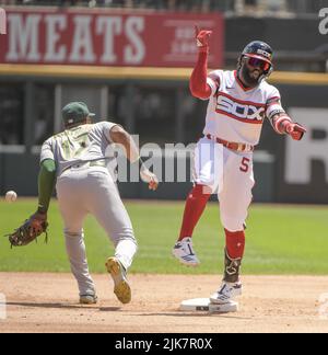 Chicago, Stati Uniti. 31st luglio 2022. Chicago White Sox Josh Harrison festeggia il suo doppio contro gli Oakland Athletics durante il secondo inning di una partita al Guaranteed Rate Field di Chicago, il domenica 31 luglio 2022. Foto di Mark Black/UPI Credit: UPI/Alamy Live News Foto Stock