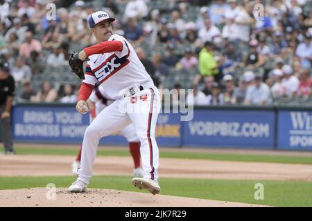 Chicago, Stati Uniti. 31st luglio 2022. Chicago White Sox lanciando il lanciatore Dylan cessa contro gli Oakland Athletics durante il primo inning di una partita al Guaranteed Rate Field di Chicago, il Domenica 31 luglio 2022. Foto di Mark Black/UPI Credit: UPI/Alamy Live News Foto Stock