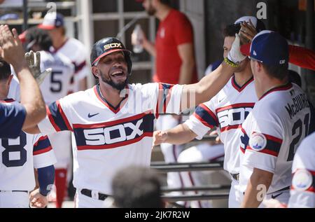 Chicago, Stati Uniti. 31st luglio 2022. Chicago White Sox Jose Abreu celebra è seconda casa di inning contro l'Oakland Athletics durante la partita al Guaranteed Rate Field a Chicago, il Domenica, 31 luglio 2022. Foto di Mark Black/UPI Credit: UPI/Alamy Live News Foto Stock