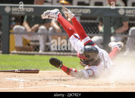 Chicago, Stati Uniti. 31st luglio 2022. Chicago White Sox Josh Harrison festeggia il punteggio su un doppio da Seby Zavala contro l'Oakland Athletics durante il secondo inning di una partita al campo a tasso garantito di Chicago, il domenica 31 luglio 2022. Foto di Mark Black/UPI Credit: UPI/Alamy Live News Foto Stock