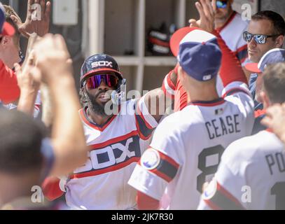 Chicago, Stati Uniti. 31st luglio 2022. Chicago White Sox Josh Harrison festeggia il punteggio su un doppio da Seby Zavala contro l'Oakland Athletics durante il secondo inning di una partita al campo a tasso garantito di Chicago, il domenica 31 luglio 2022. Foto di Mark Black/UPI Credit: UPI/Alamy Live News Foto Stock