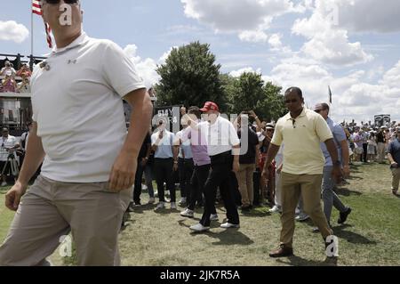 Bedminster, Stati Uniti. 31st luglio 2022. L’ex presidente Donald J. Trump, Center arriva a LIV Golf Bedminster Invitational, parte della nuova LIV Golf Invitational Series, presso il Trump National Golf Club domenica 31 2022 luglio a Bedminster, New Jersey. Foto di Peter Foley/UPI Credit: UPI/Alamy Live News Foto Stock