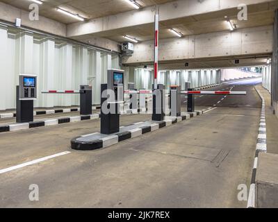 Barriera all'ingresso e all'uscita di un garage. Barriera completamente automatizzata dal parcheggio. Parcheggio sotterraneo, garage. Interno del parcheggio Foto Stock
