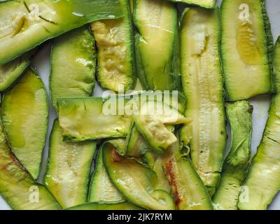 zucchine aka zucchine verdure vegetariane cibo utile come sfondo Foto Stock