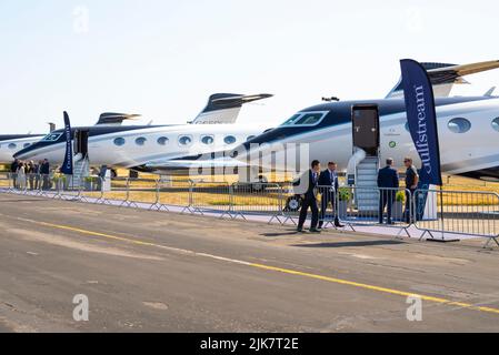 Gulfstream Aerospace aerei a reazione aziendali in mostra al Farnborough International Airshow 2022. Aerei a reazione Executive in mostra con rappresentanti Foto Stock