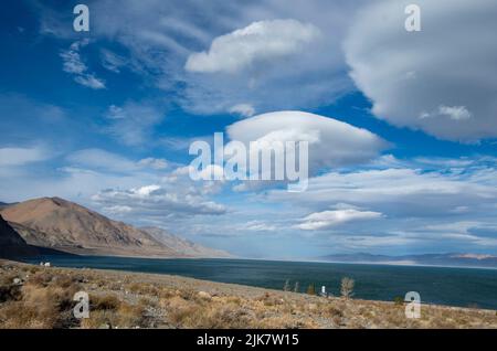 Il lago Walker è una vista interessante nei deserti del Nevada, USA. Foto Stock