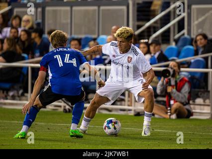 30 luglio 2022 San Jose, CA USA Real Salt Lake Diego Luna(26) e San Jose terremoti il centrocampista Jackson Yueill (14) combatte per la palla durante la partita MLS tra Real Salt Lake e i terremoti di San Jose. Il gioco termina 2-2 cravatta a PayPal Park San Jose Calif. Thurman James/CSM Foto Stock