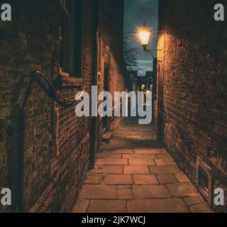 Il vicolo storico di Long Lane nella città di Carlisle raffigurato in una mattinata moody. Foto Stock